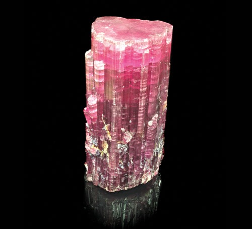 Kristal rubellite (kelompok: turmalin, spesies: elbaite).